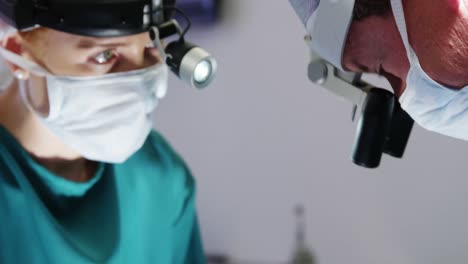 cirujanos que realizan una operación en la sala de operaciones