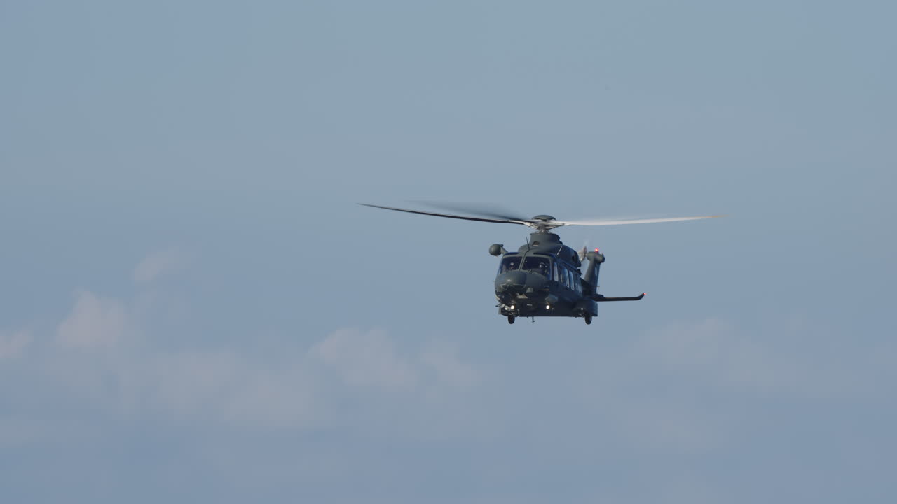 海上を飛行するイタリア空軍の軍用ヘリコプター