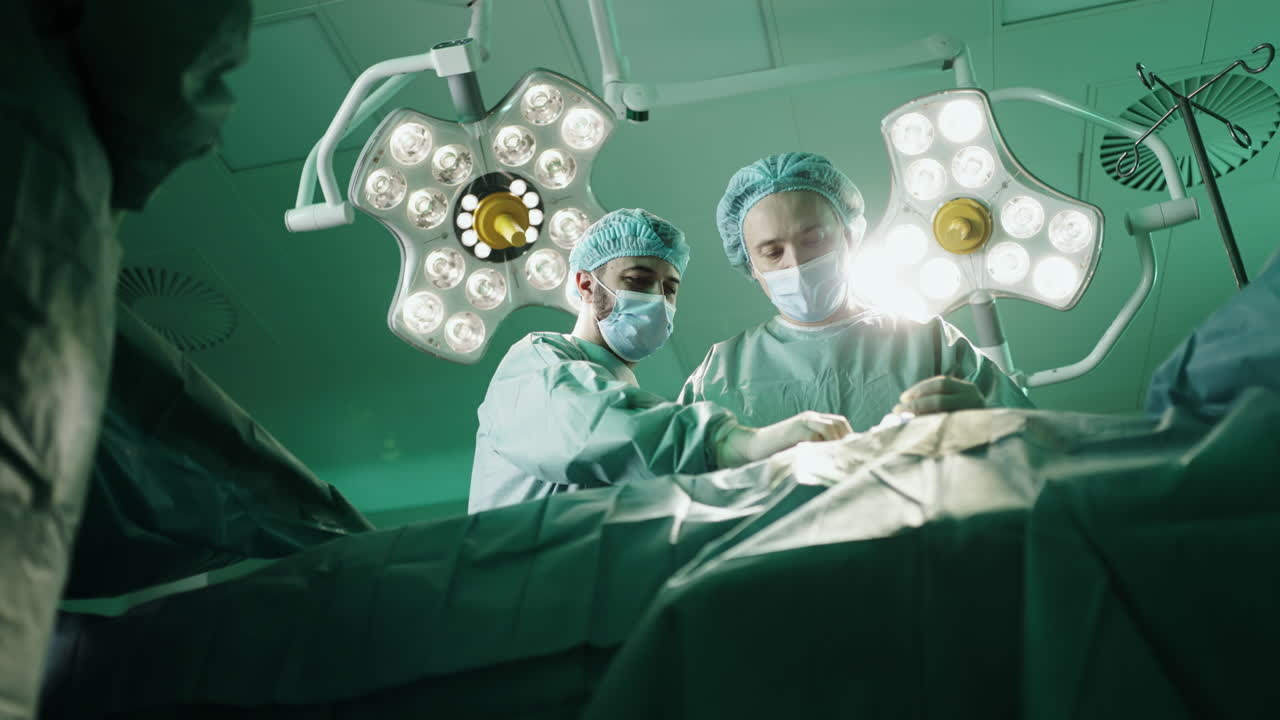 cirujanos en la sala de operaciones