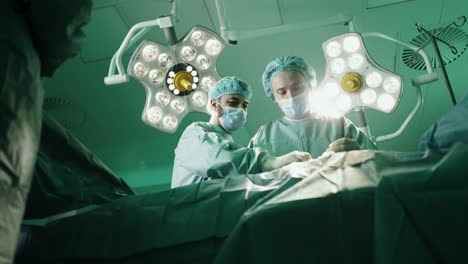 cirujanos en una sala de operaciones