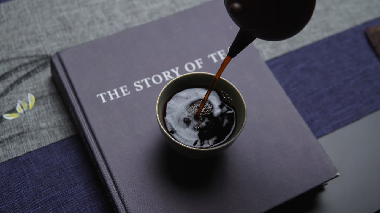 наливая чай в чашку