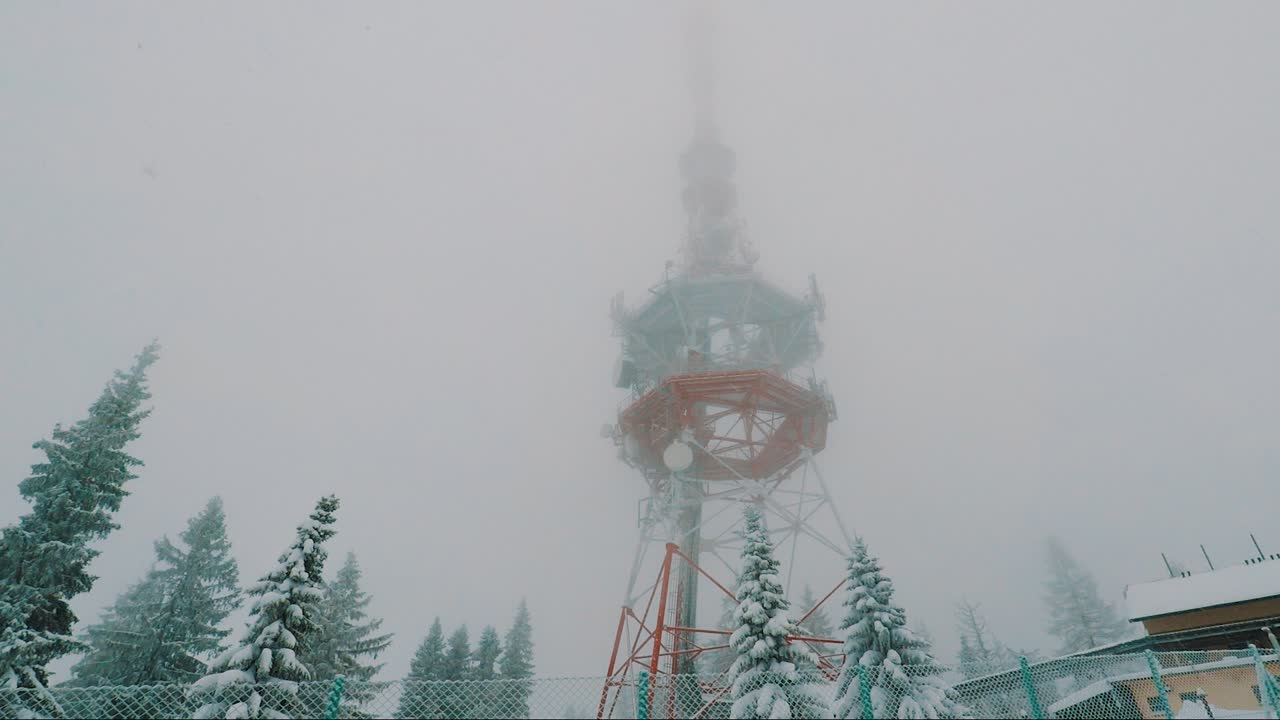 폭설 속 전파탑
