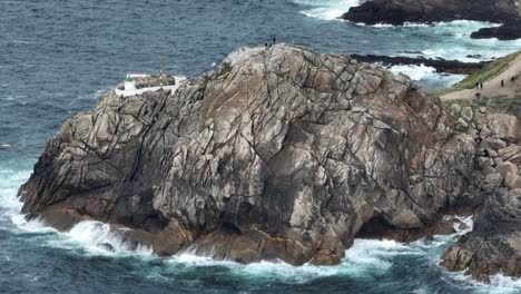 toma en órbita del singular faro de punta lameda en el mirador de monteferro, vigo, galicia, españa