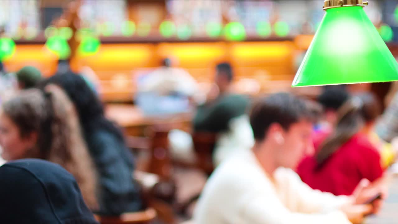 도서관 에서 함께 공부 하는 사람 들