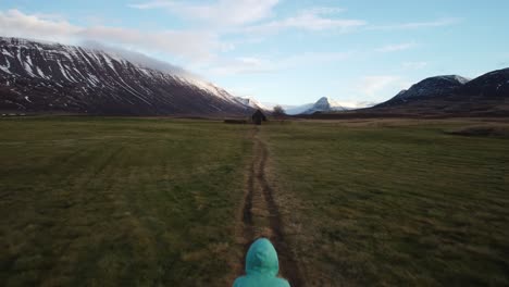 Vista-Aérea-De-Una-Mujer-Caminando-Hacia-Grafarkirkja