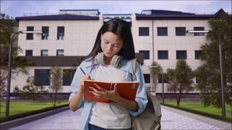 estudiantes que piensan al aire libre