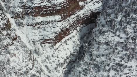 Vista-Aérea-De-Escarpados-Acantilados-Nevados-En-El-Parque-De-Hielo-De-Ouray,-Suroeste-De-Colorado,-Ee.uu.,-Tiro-Inclinado-Hacia-Abajo-Del-Dron