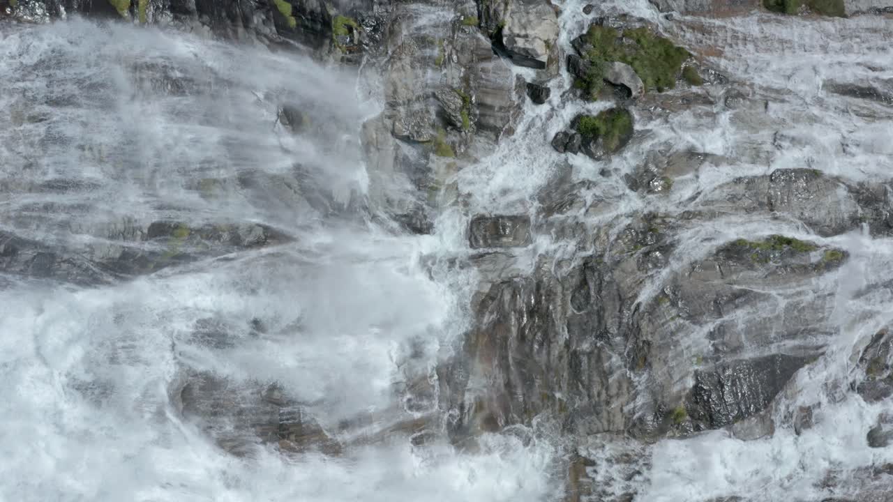 이탈리아 의 카스카타 델 토세 (cascata del toce) 의 바위 절벽 아래 로 많은 양 의 담수 가 떨어집니다.