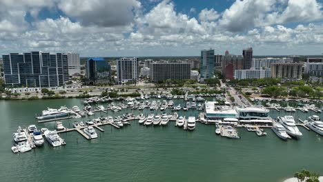 Schwenkansicht-Des-Yachthafens-In-Der-Nähe-Von-Sarasota,-Florida