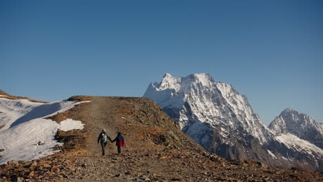 pareja de senderismo en las montañas
