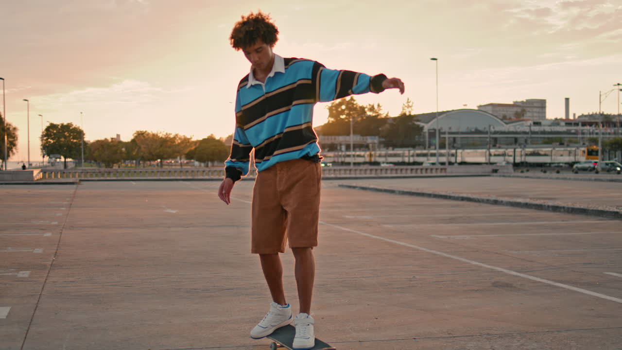 Skateboarder attivo che fa un trick sulla tavola per strada. Uomo che va in skate, verticale.