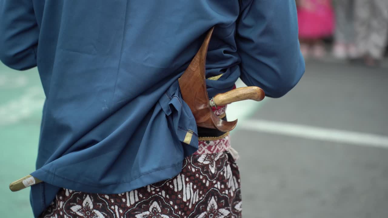 Nærbillede af en kris, der bæres af Yogyakarta-paladssoldater under den kulturelle processionsrituel
