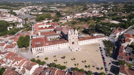 espectacular toma aérea de la fachada del edificio del monasterio de alcobaça en el centro de portugal