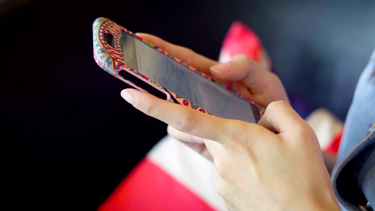 chica usando teléfono en la mano y maquillaje