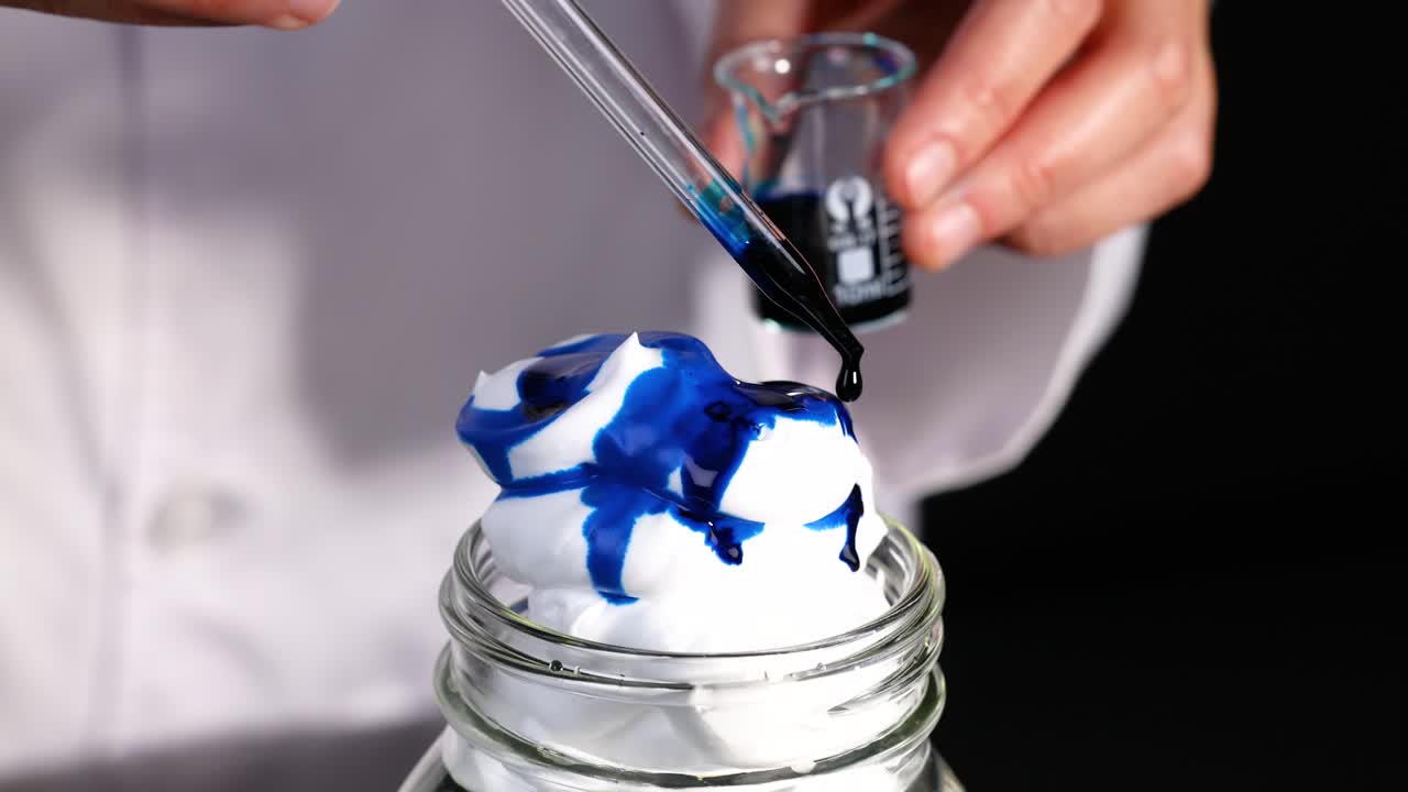 demostrando la difusión del color en la crema de afeitar