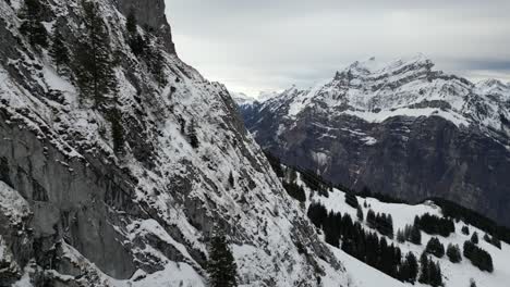 Fronalpstock-Schweiz-Glarus-Schweizer-Alpen-Flug-Entlang-Der-Bergkante