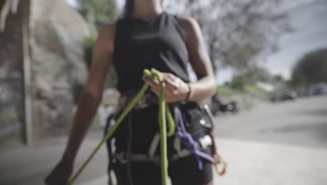 Empuñadura-De-Escalada-En-Roca-Nudo-Lazos-De-Forma-Segura--Con-Seguridad-Por-Una-Chica-Escaladora