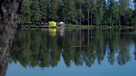 Un-Pequeño-Lago-Con-Una-Estación-De-Energía-De-Una-Ultra-Maratón-De-12-Horas-En-El-Lado-Opuesto