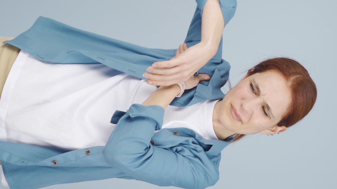 겨드랑이가  ⁇ 는 여자의 수직 비디오.  ⁇ 이 문제.