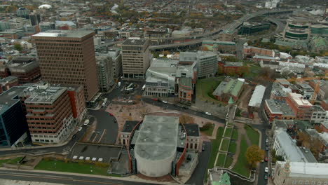 Vista-Panorámica-Sobre-El-Centro-De-Marriott-De-La-Ciudad-De-Quebec-Y-Stationnement-Place-D&#39;youville-En-Canadá