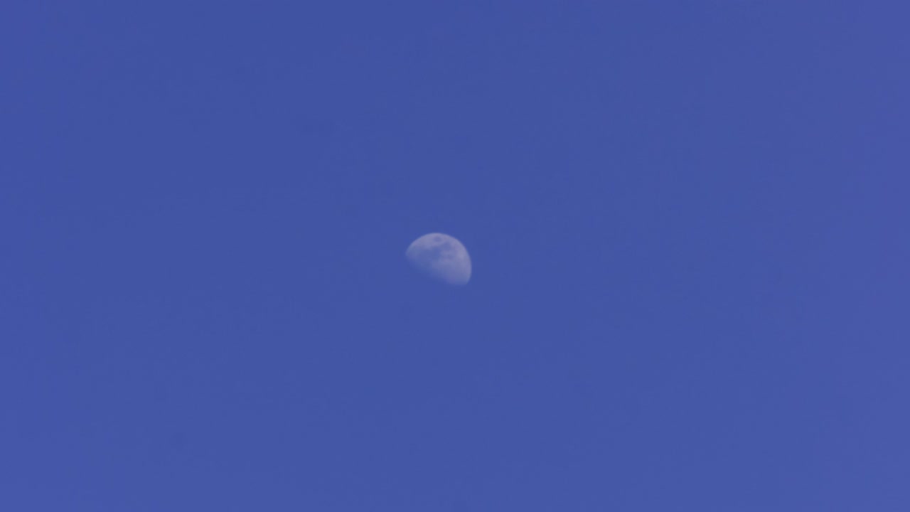 빛 푸른 하늘에서 볼 수 있는 달의 타임스