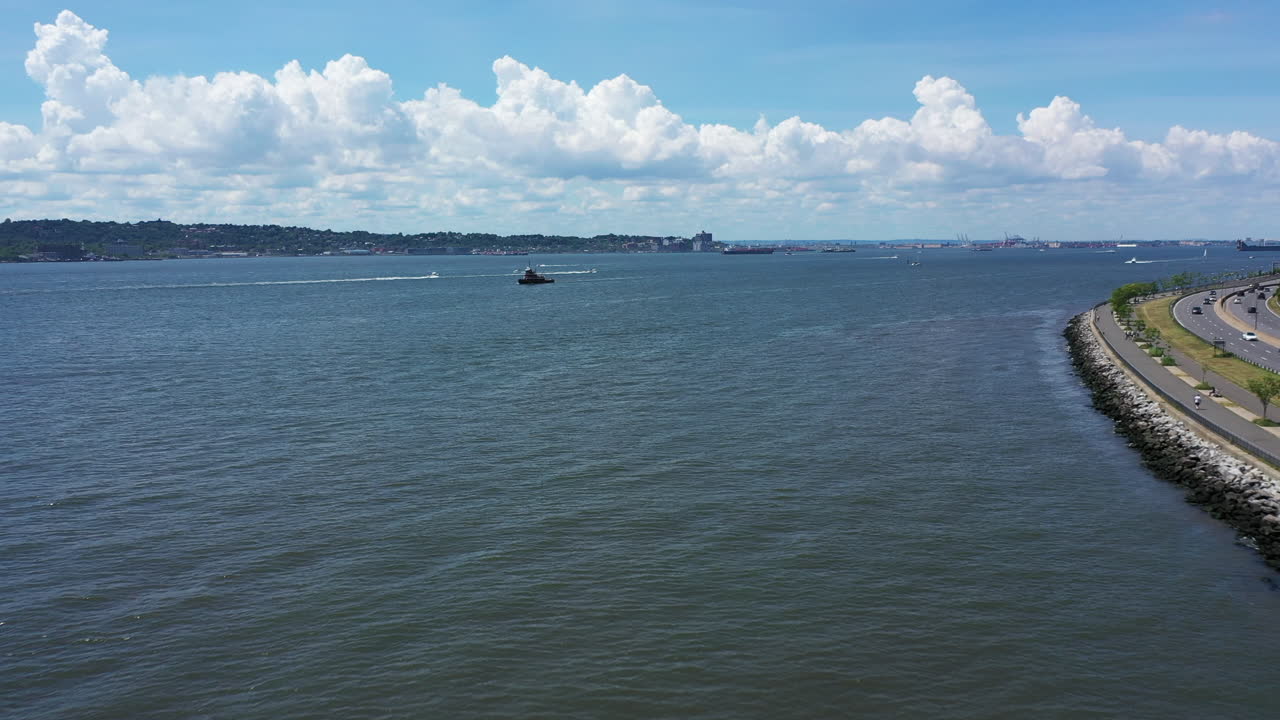 더 낮은 뉴욕만의 낮은 각도 드론 보기