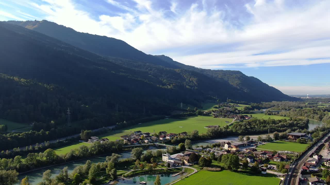 vista aérea de los alpes austriacos junto a la ciudad de kuchl en las afueras de salzburgo