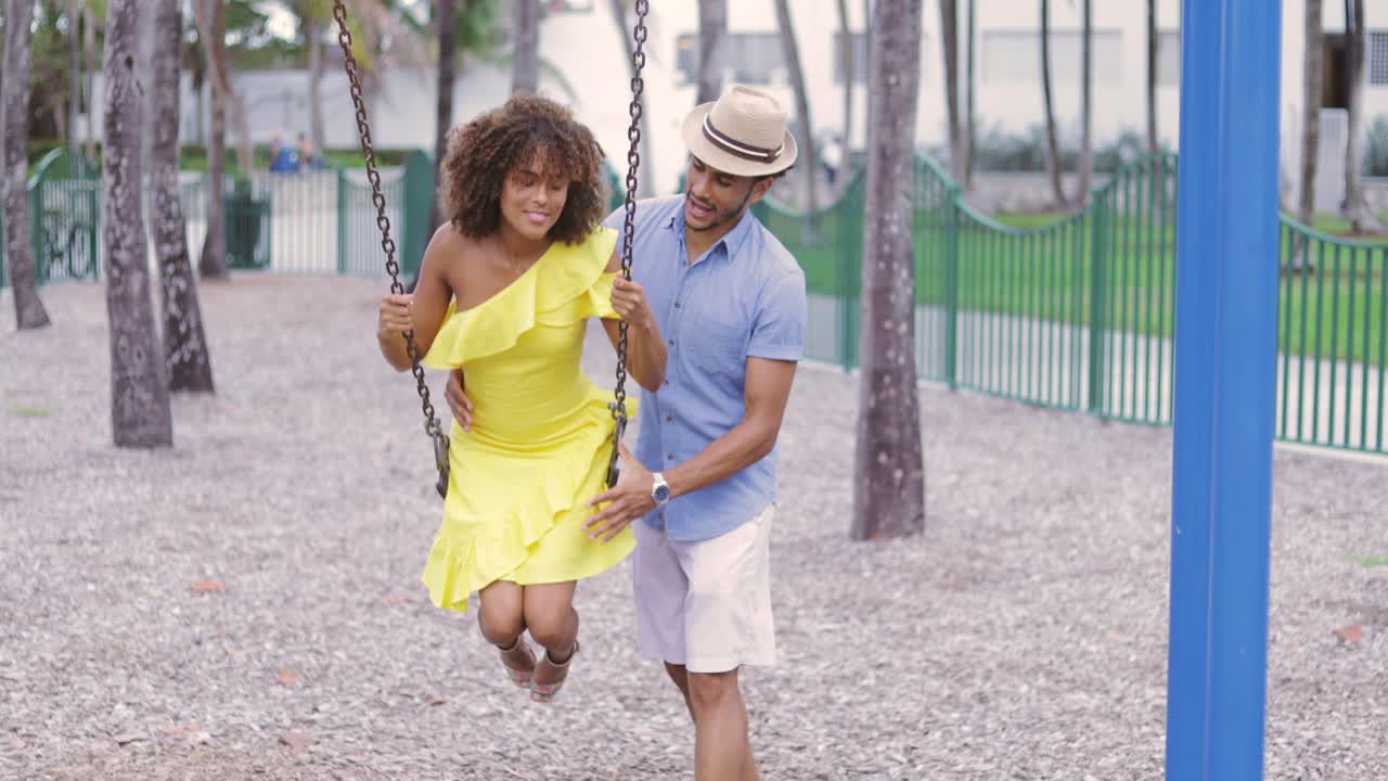 par, der har det sjovt på swing