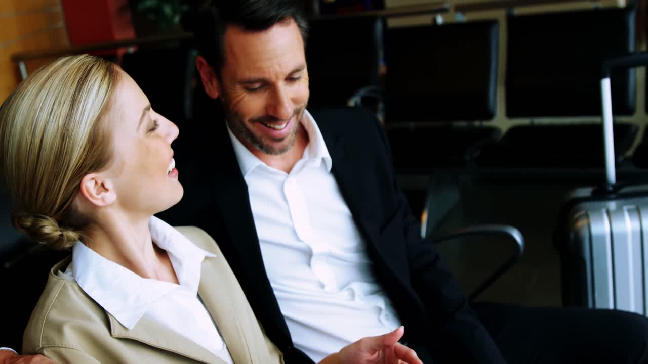 mujer de negocios interactuando con un hombre en el aeropuerto