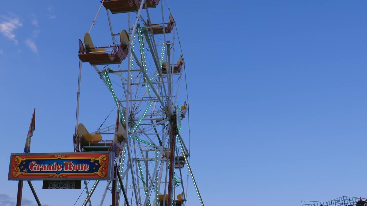 Vue 4K d'une grande roue dans un parc d'attractions
