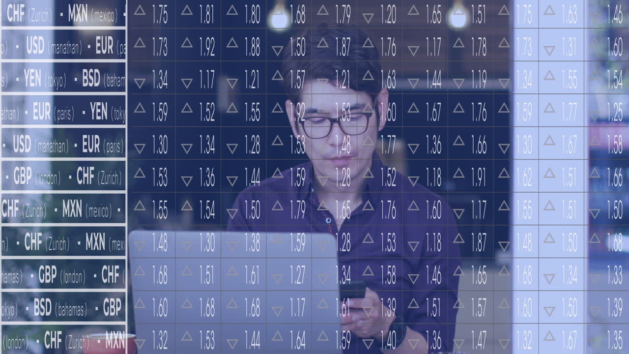 animación del procesamiento de datos del mercado de valores contra un hombre asiático hablando en un teléfono inteligente en la oficina