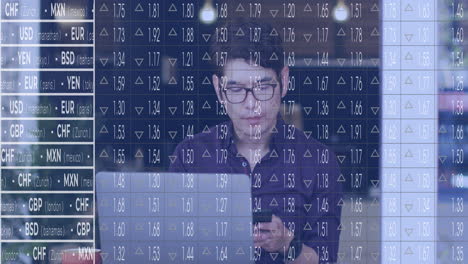 animación del procesamiento de datos del mercado de valores contra un hombre asiático hablando en un teléfono inteligente en la oficina