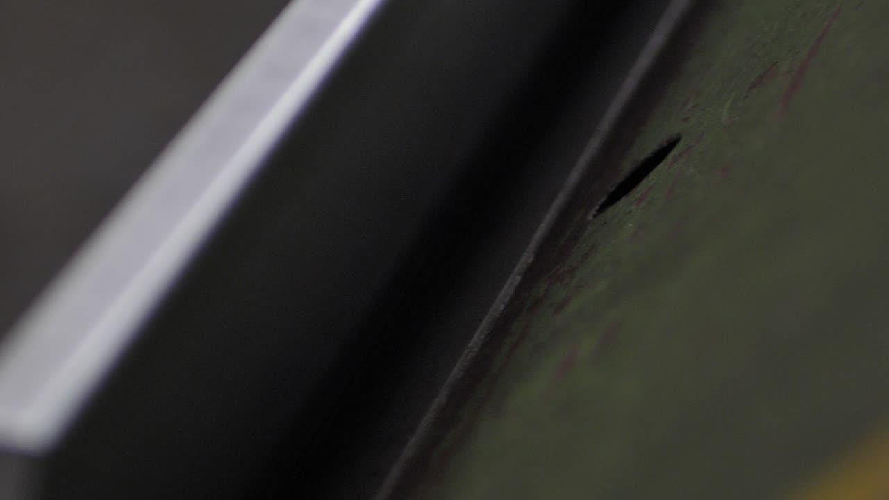 сгибание металла на тяжелом устройстве