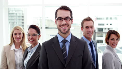 un equipo de negocios sonriente posando para la cámara.