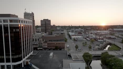 Jackson,-Michigan-Downtown-Skyline-Bei-Sonnenuntergang-Mit-Drohnenvideo-Beim-Einzug