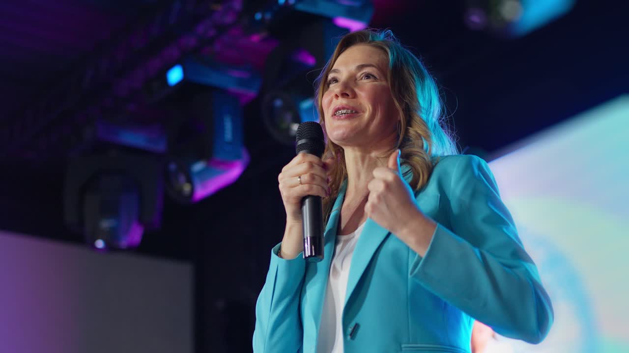Una donna che fa una presentazione