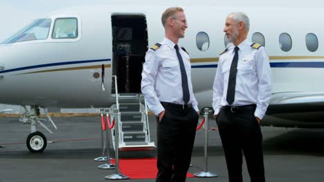Zwei-Männliche-Piloten-Interagieren-Miteinander-4k