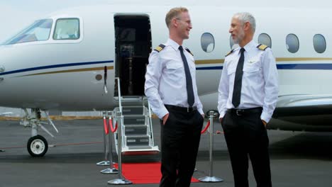 dos pilotos masculinos interactuando entre sí 4k