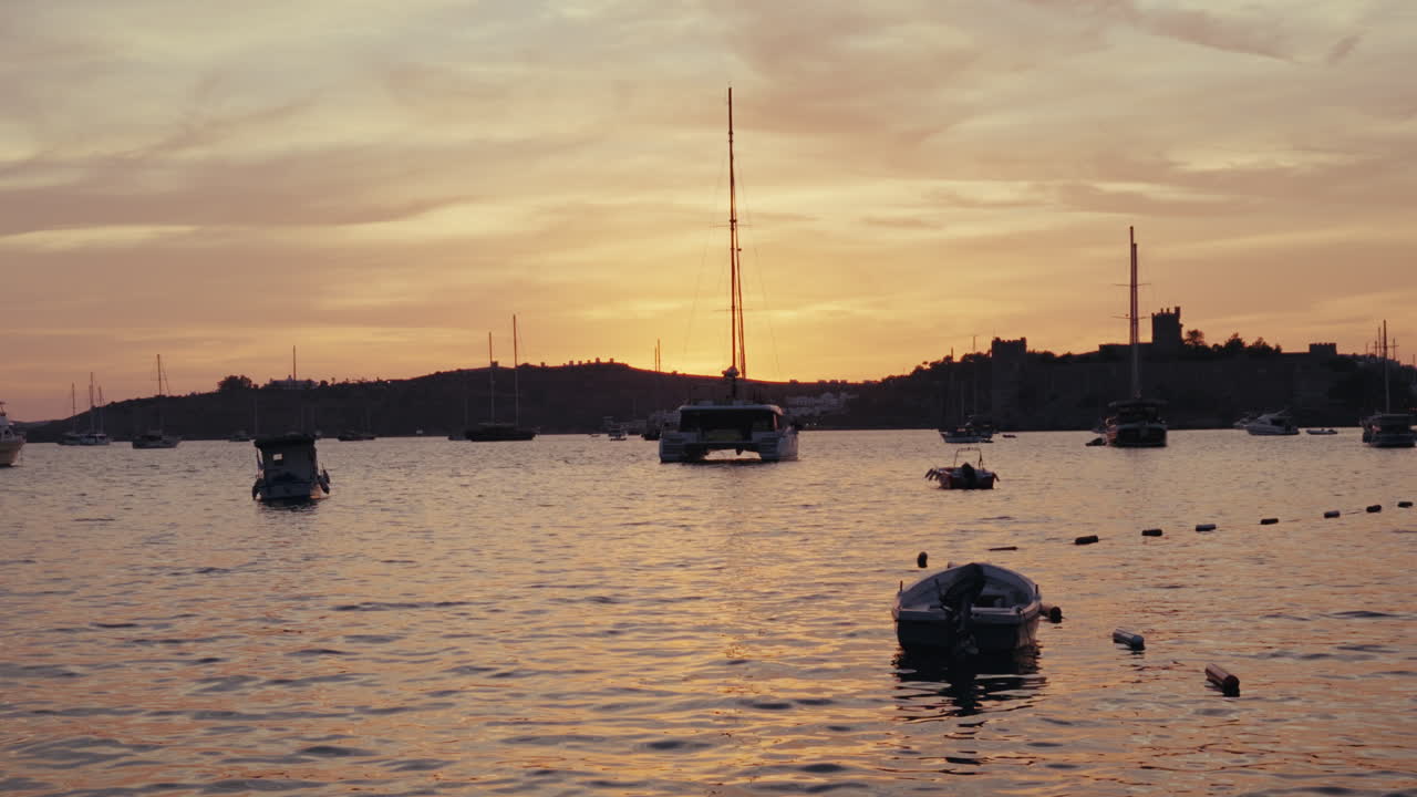 Tramonto su un porto con barche