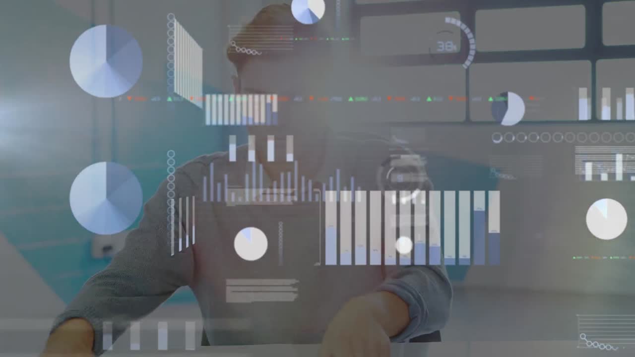 animación del procesamiento de datos financieros sobre el empresario caucásico en el cargo