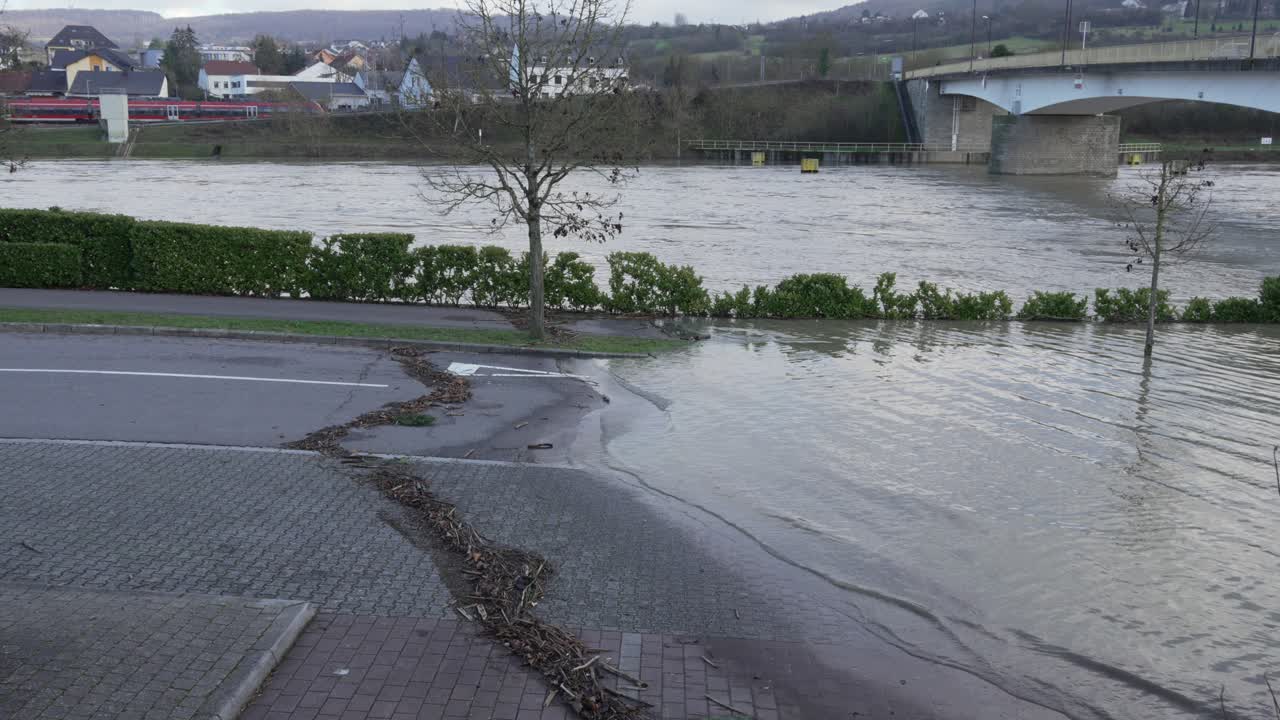 Alluvione del fiume Mosella a causa di forti piogge nella zona del Lussemburgo, maltempo in Europa.