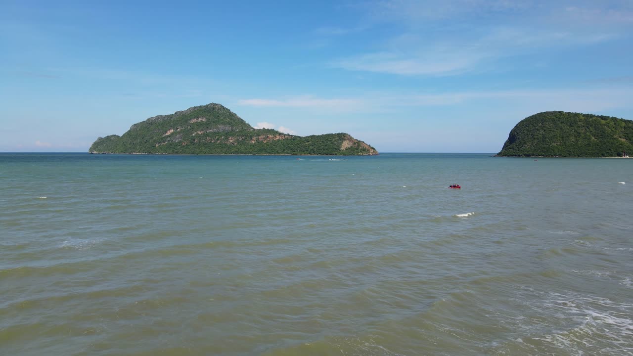 오른쪽 해안으로 가는 고무 쾌속정, 아름다운 섬들