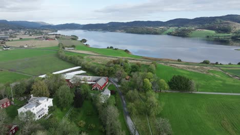 Iglesia-De-Riendas-Y-Kloister-De-Riendas-En-La-Orilla-Del-Lago-Botn-En-Indre-Fosen,-Trondelag,-Noruega