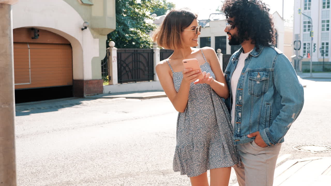 도시 에서 전화 를 사용 하는 부부