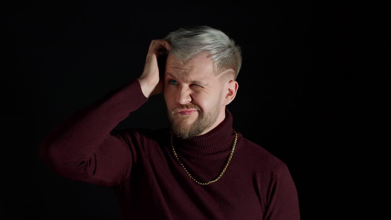 разочарованный запутанный молодой человек чешется по голове размышляет о том, как решить проблему, имея сомнения