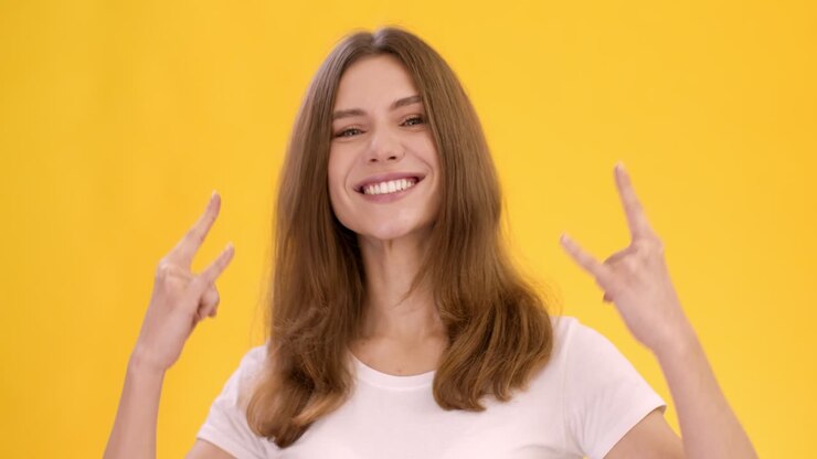 Giovane donna con un gesto rock and roll