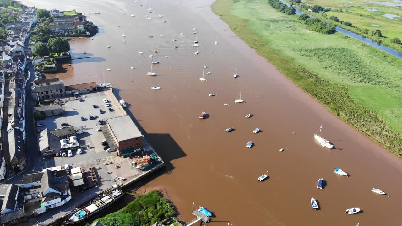 강 exe에 정박한 topsham 부두와 항해 보트의 조감도