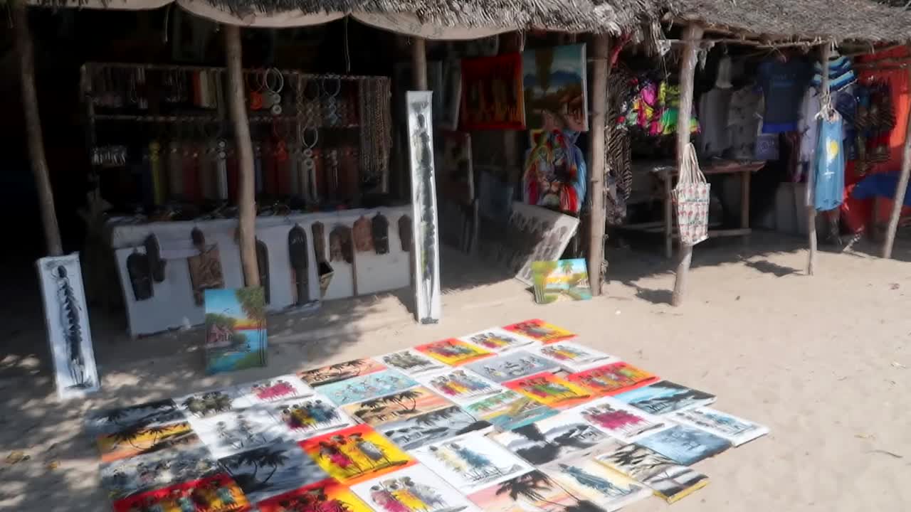 tiendas de madera tradicionales en la isla de kwale que venden imágenes de tingatinga