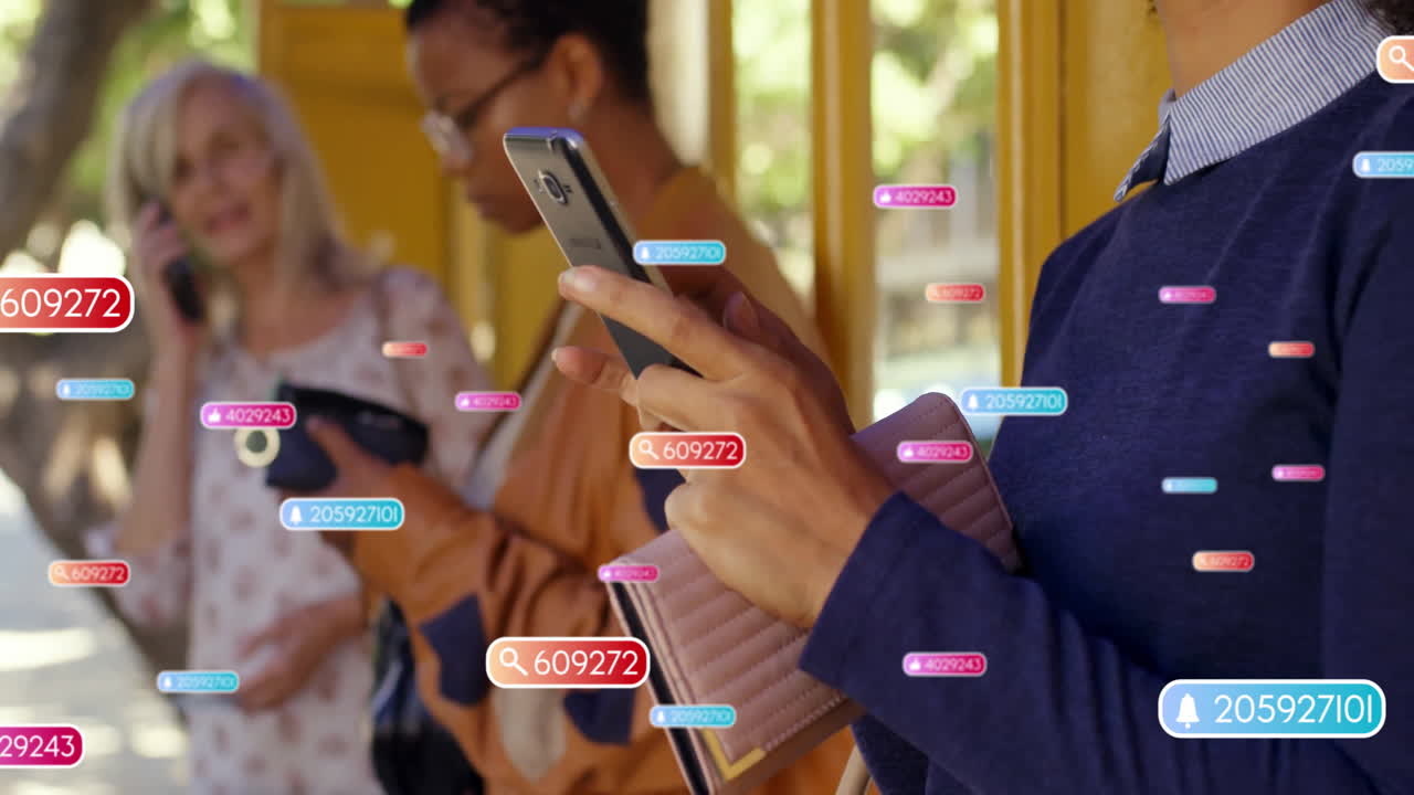 버스 정류장에서 스마트폰을 사용하는 다양한 여성에 대한 소셜 미디어 알림의 애니메이션