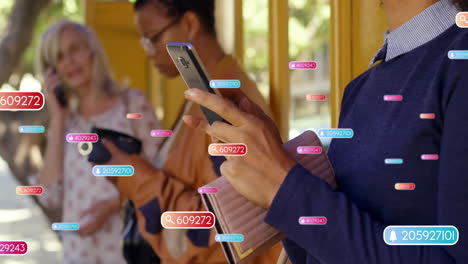 animación de notificaciones de redes sociales sobre mujeres diversas que usan teléfonos inteligentes en la parada de autobús